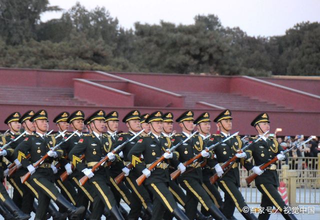 96步,是升降旗方队正步穿过长安街的步数.